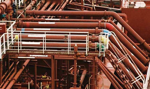 Oil tanker cargo piping arrangement